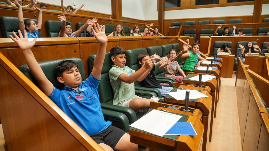 Pantallas y convivencia: la lección de los escolares de Vitoria en el Parlamento Vasco