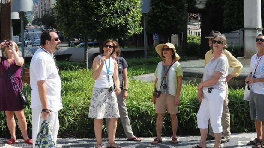 Iratze Muñoz, guía turística oficial, en un momento del recorrido ayer por Bilbao con un grupo de americanos.
