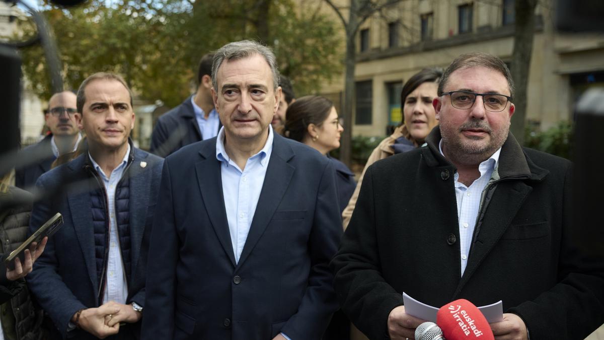 Aitor Esteban y Unai Hualde atienden a los medios en Pamplona.