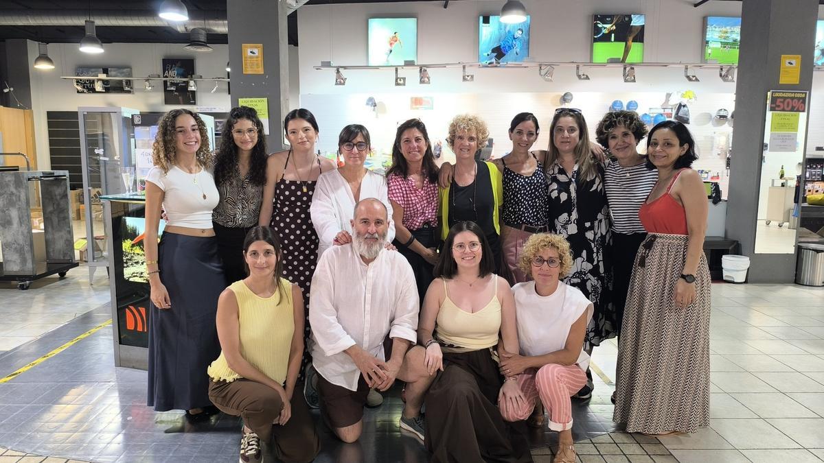 Todo el equipo de Leire Sport, con sus propietarios Leire Martínez (quinta por la izquierda) y Felipe Martínez (abajo) / Unai Macias Todo el equipo de Leire Sport, con sus propietarios Leire Martínez (quinta por la izquierda) y Felipe Martínez (abajo) / Unai Macias