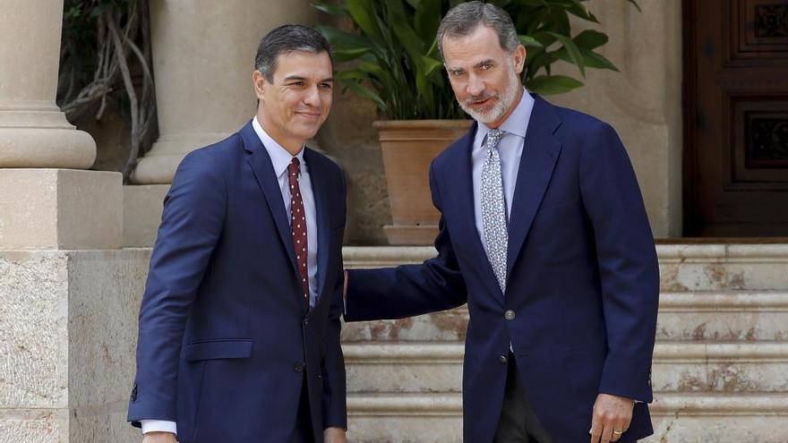 Felipe VI, junto a Pedro Sánchez.