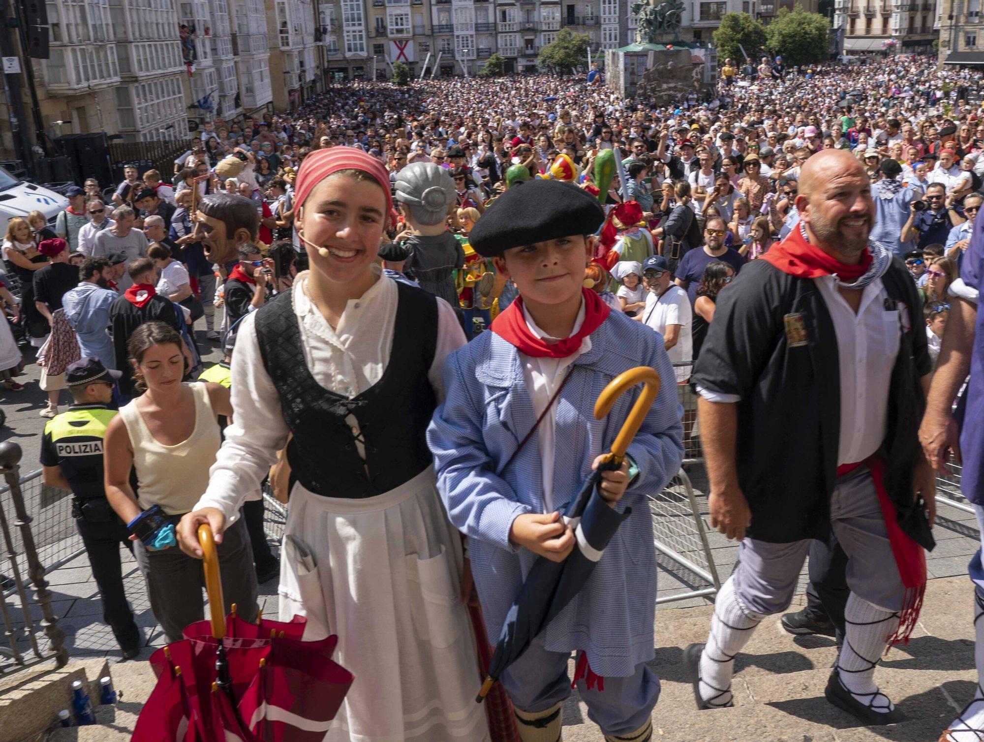 En imágenes: Edurne y Celedón Txiki abarrotan un año más la plaza de la Virgen Blanca