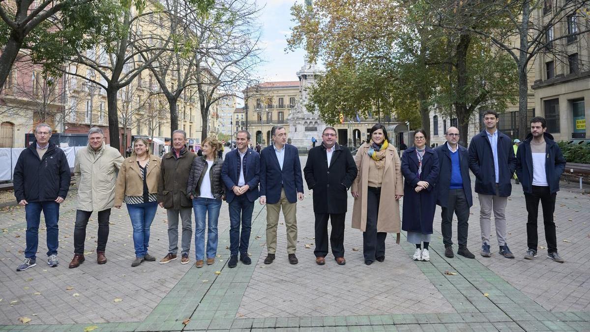 Asistentes a la reunión semanal del Euzkadi Buru Batzar, en el Paseo de Sarasate.