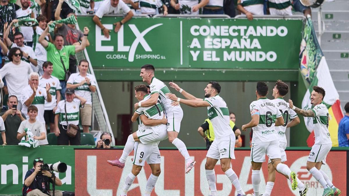 Los jugadores del Elche celebran un gol ante el Oviedo.
