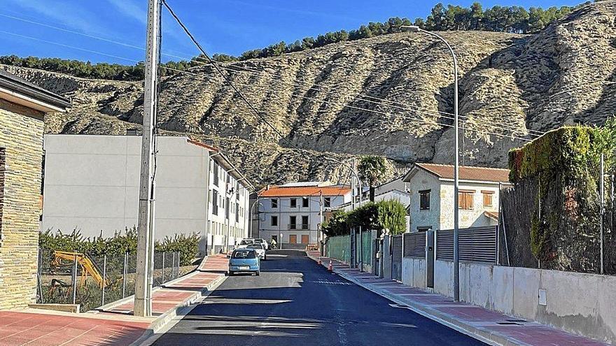 Azagra pavimenta y adecua la calle Castillo de Javier