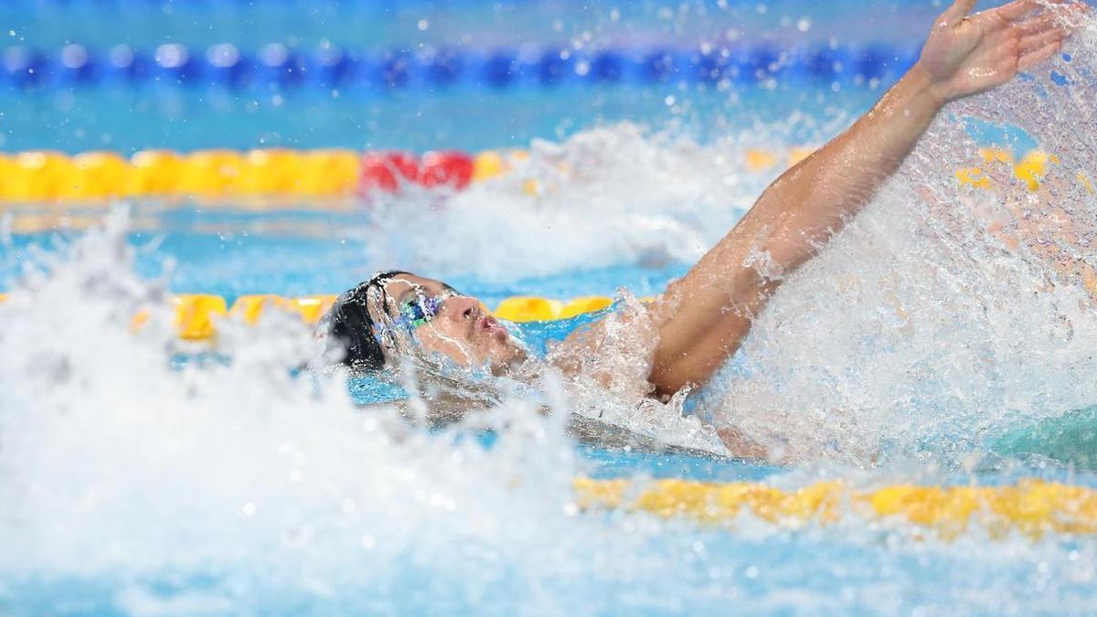 Hugo González en la final de los 100 metros espalda.