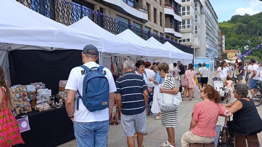El ayuntamiento de Zarautz analizará la posibilidad de alargar por la tarde la Feria de las Mujeres Creadoras