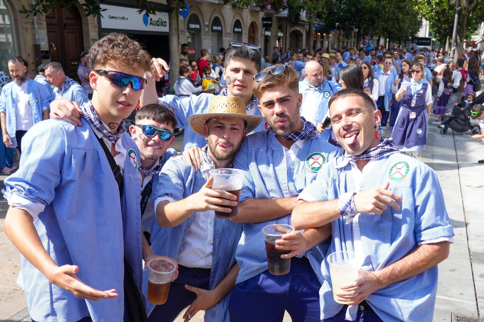 En imágenes: Blusas y neskas desfilan en el primer paseíllo