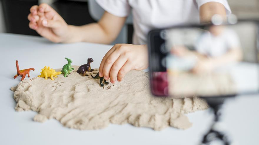 Francia ordena retirar juguetes con arena tras detectar presencia de amianto