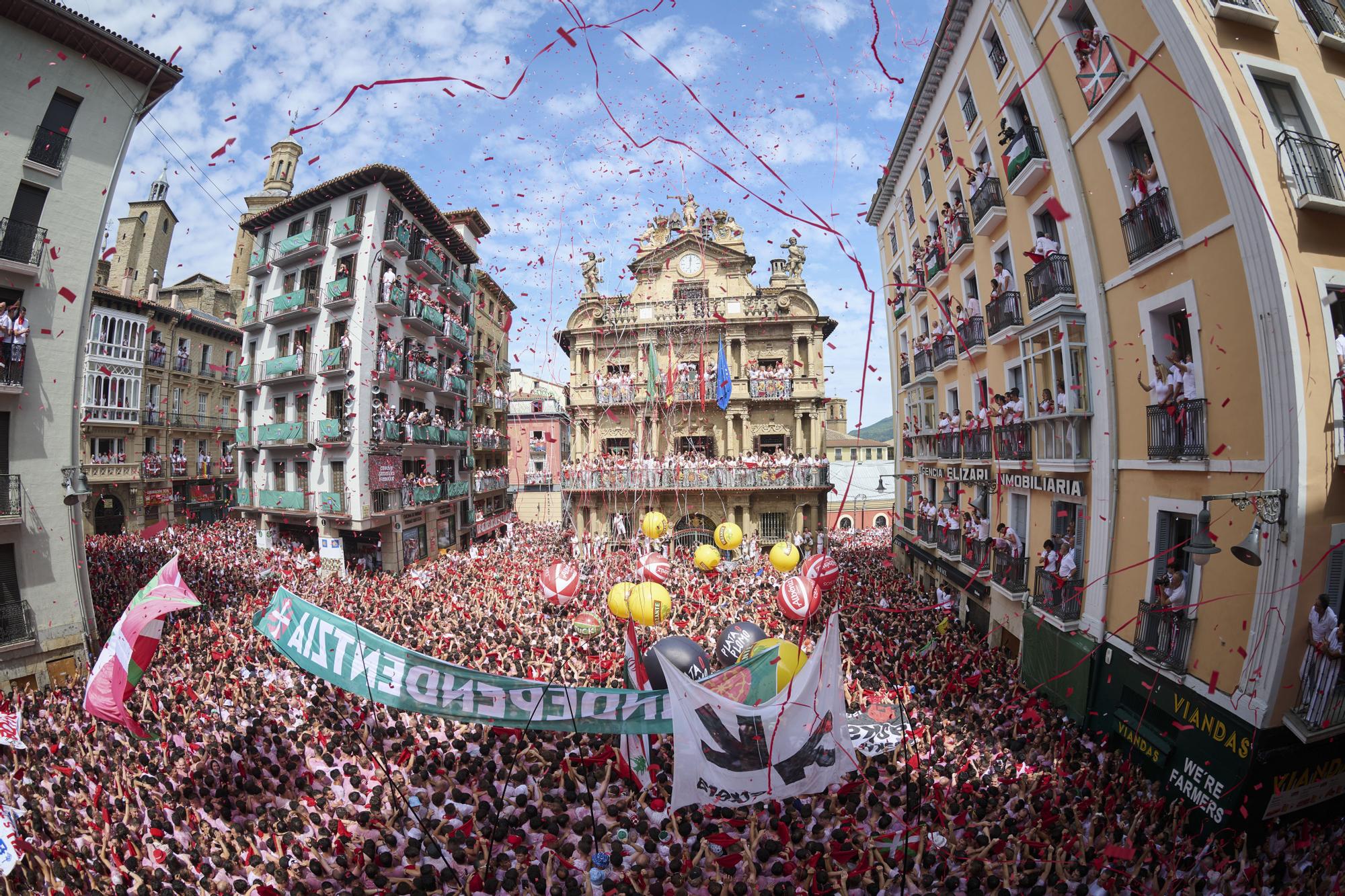 Fotos del  Chupinazo de San Fermín 2025 en Pamplona: ¡La fiesta más internacional se enciende con un grito solidario por Palestina!