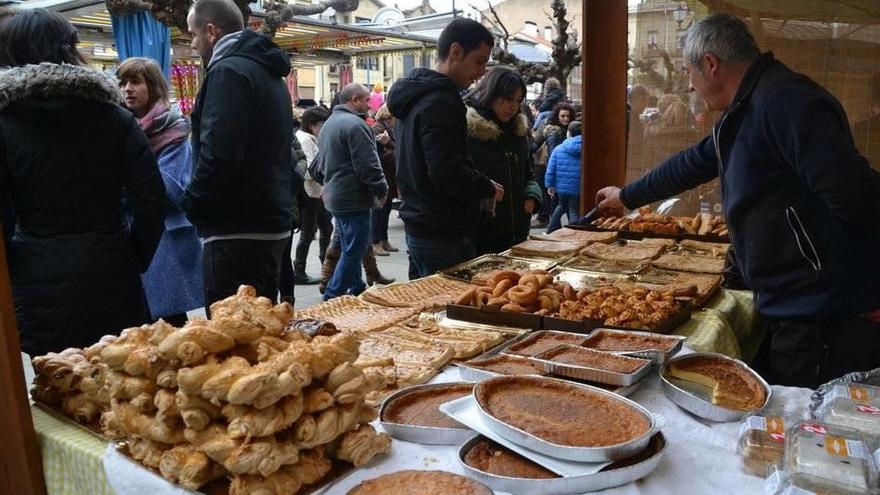 La repostería atrajo a numerosos compradores en la mañana del domingo.