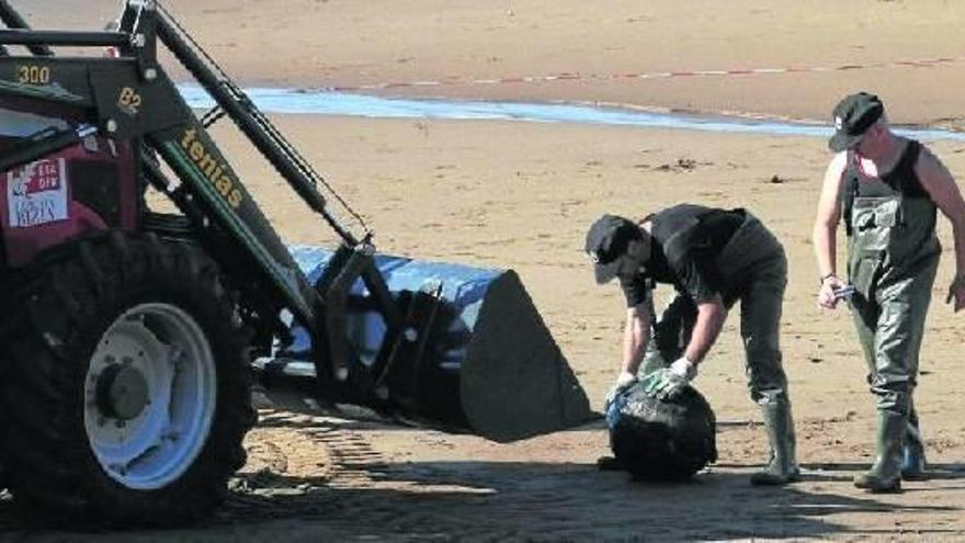Los artificieros confirmaron que el objeto que se encontraba sumergido entre las rocas de Barinatxe era una boya de hierro macizo.