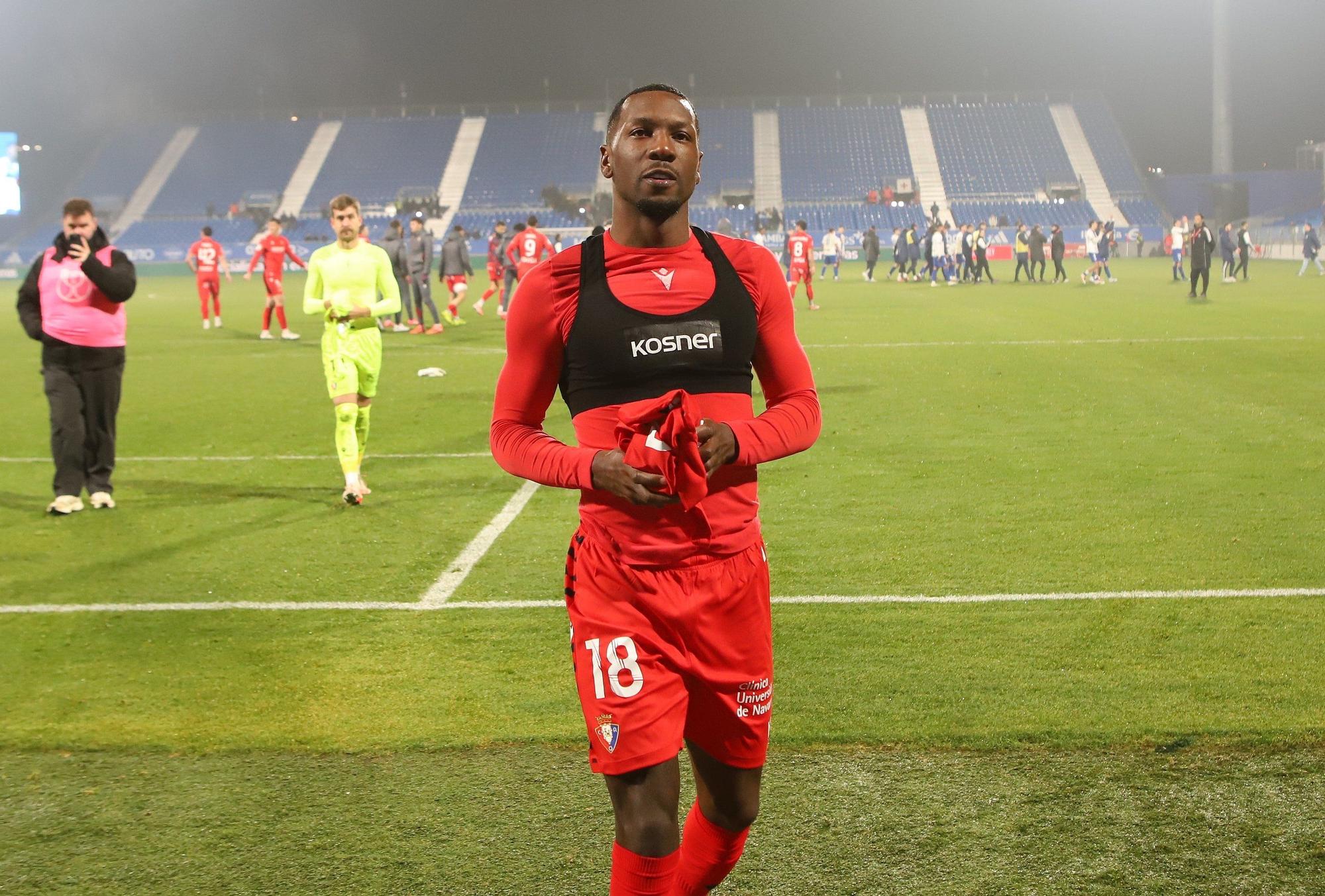 Sheraldo Becker regala su camiseta a los aficionados.