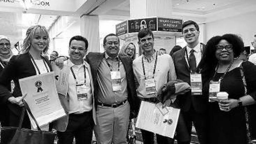 Ángel Panizo, cuarto por la izquierda, con el resto de premiados.