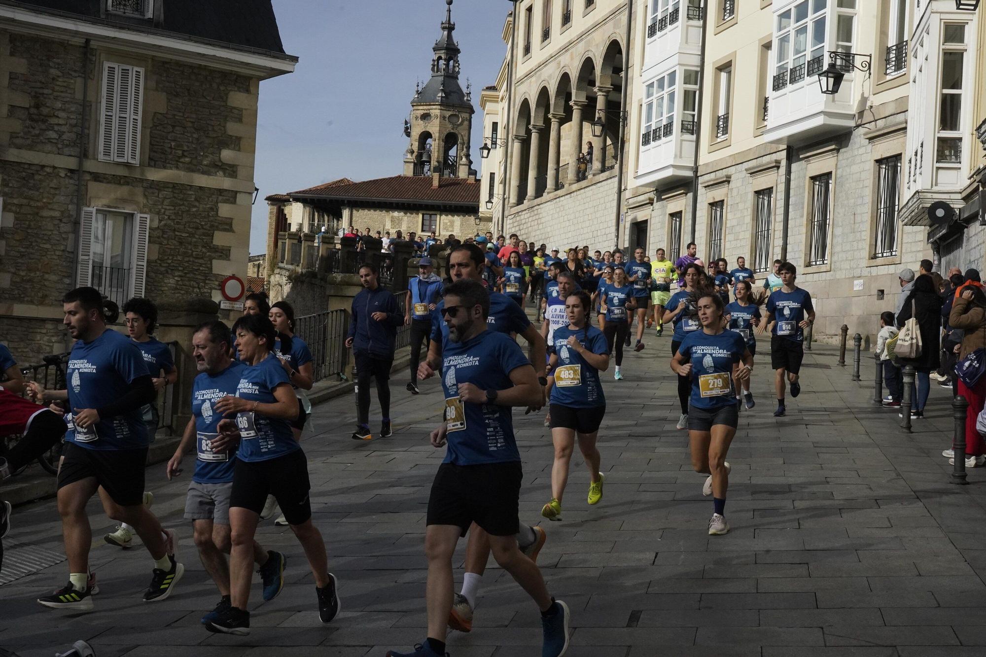 En imágenes: Miles de personas conquistan la Almendra de Gasteiz