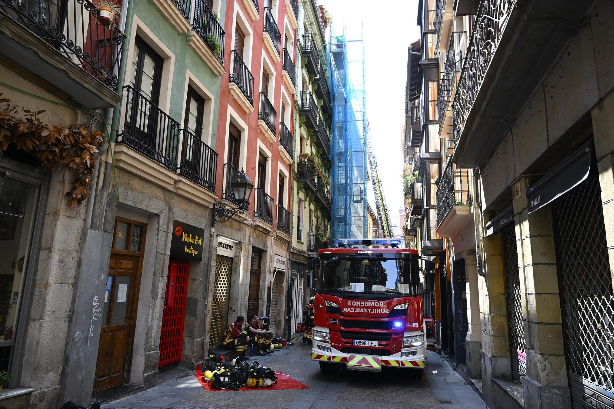 En imágenes: Susto en el Casco Viejo de Bilbao tras un incendio en un piso