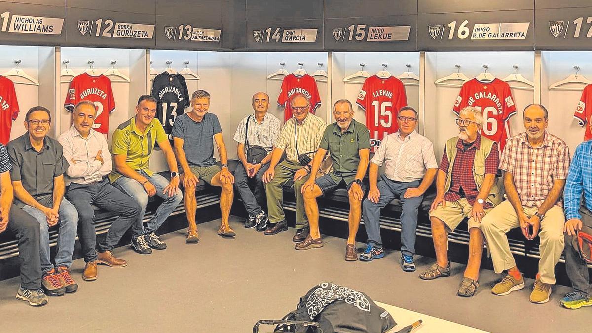 Componentes del Centenario de la FVNA en los vestuarios del Athletic Club el 18-09-23, Feliu el tercero por la derecha.