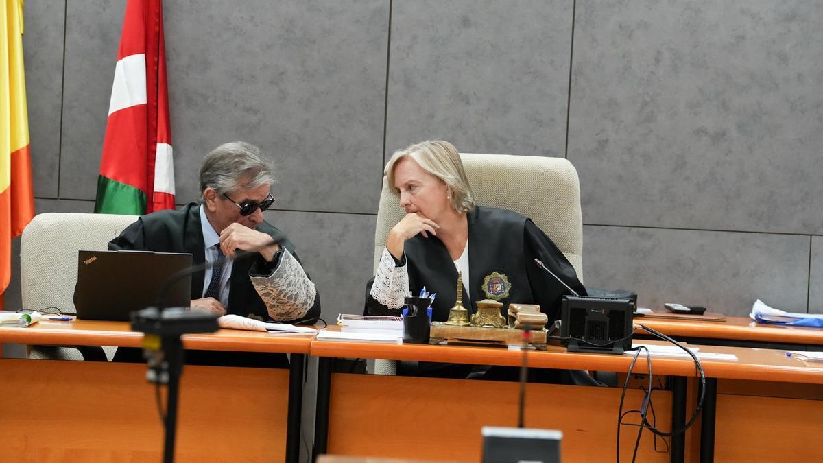 Un momento del juicio que se sigue en la Audiencia de Bizkaia contra la enfermera investigada por haber simulado la vacunación de más de cuatrocientos menores del ambulatorio de Kabiezes, en Santurtzi.