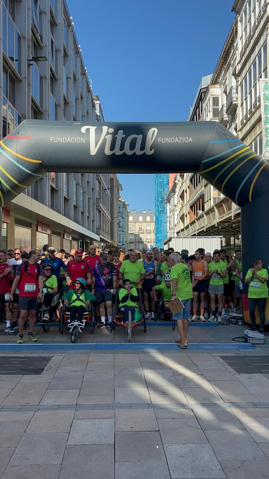 En imágenes: Vitoria se tiñe de verde por la ELA