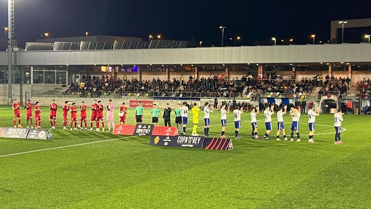 Imagen de los equipos al inicio del partido Imagen de los equipos al inicio del partido