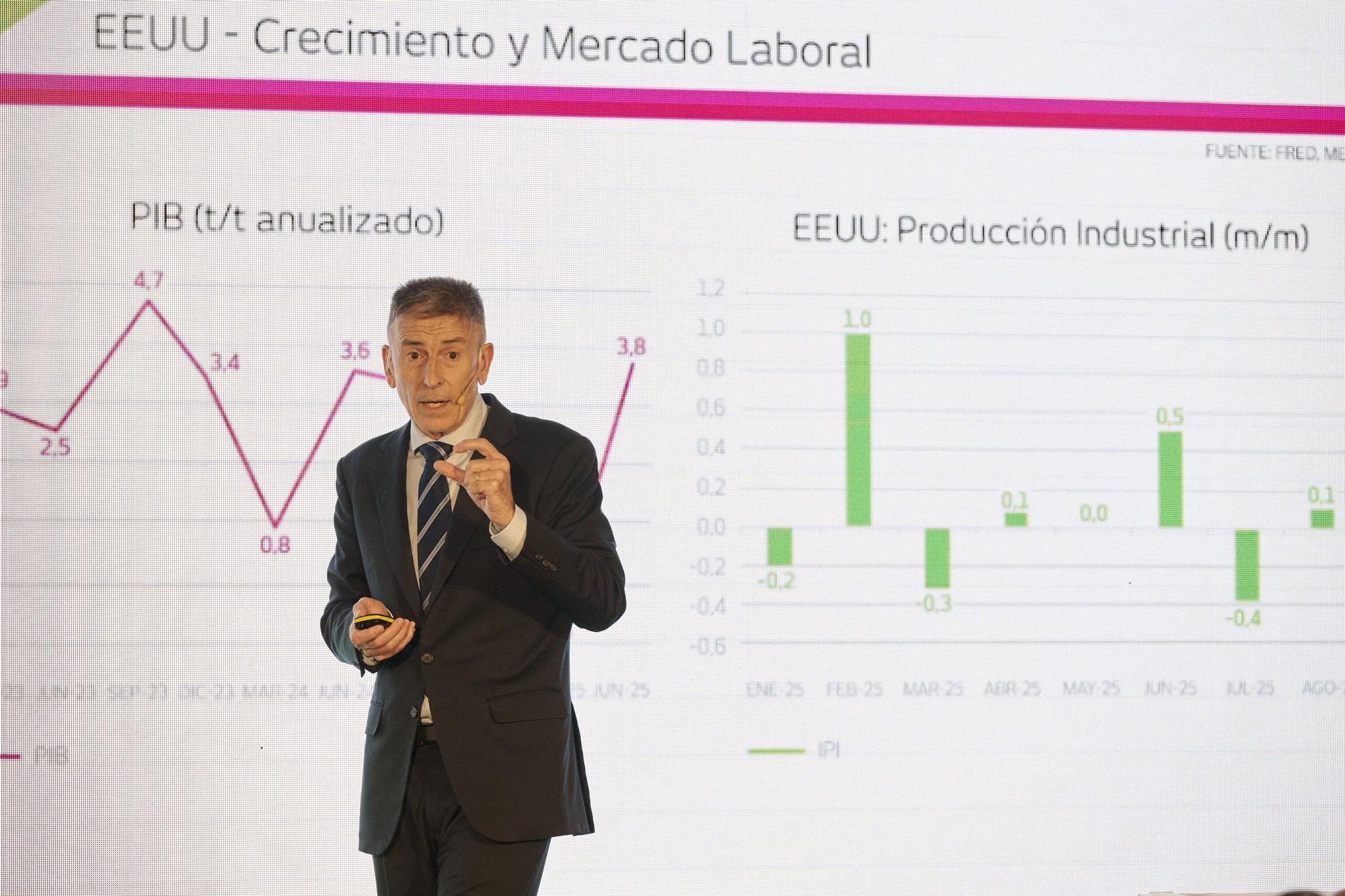 Fotos del encuentro de Laboral Kutxa para la presentación de su informe de la economía navarra