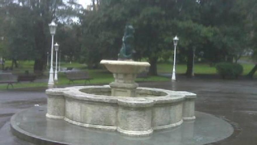 La fuente del parque de Doña Casilda vuelve a estar limpia de las pintadas de un grafitero que la embadurnó de rosa.