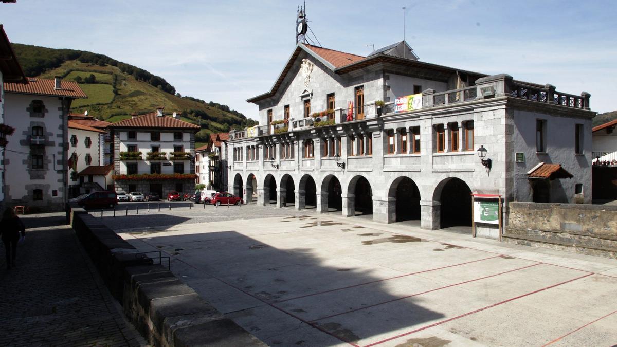Vista general del frontón de Leitza y fachada del Ayuntamiento.
