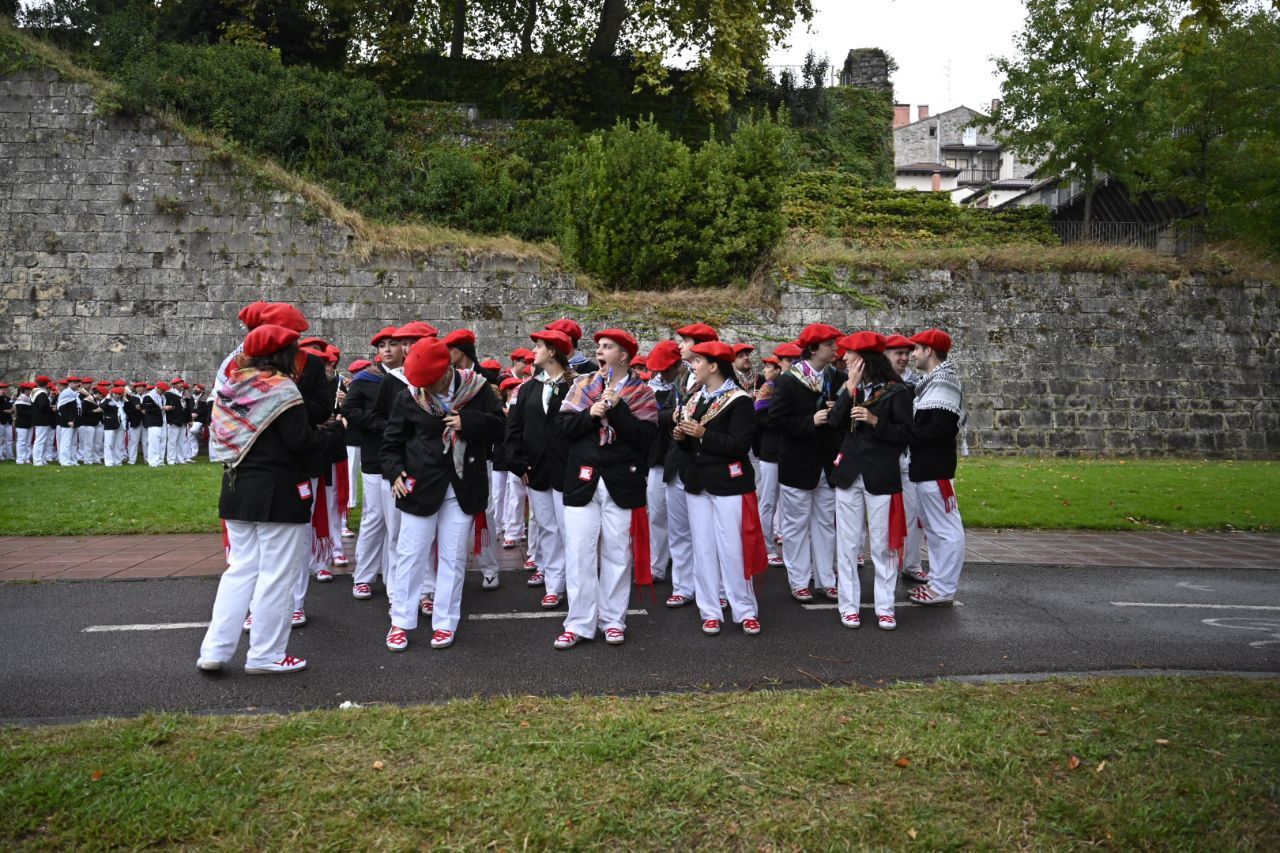 La compañía Jaizkibel desfila en Hondarribia