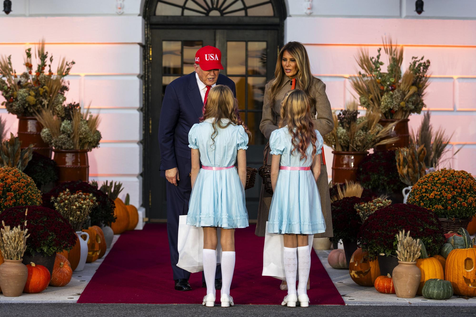 Melania y Trump se rinden ante Halloween: dulces, niños y calabazas en la Casa Blanca