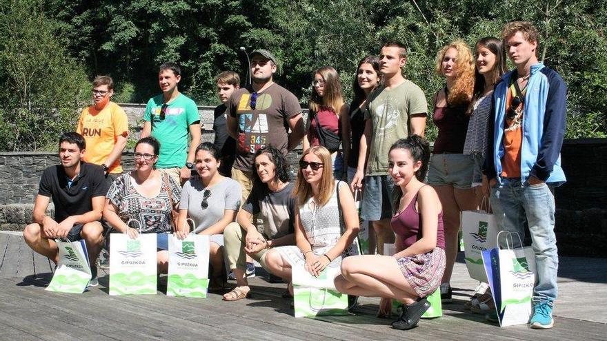 El grupo de jóvenes que participará en el campo de trabajo.