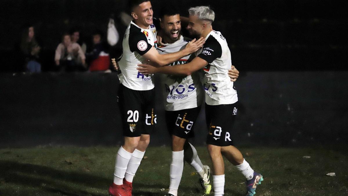 Los jugadores del Tudelano celebran un gol.