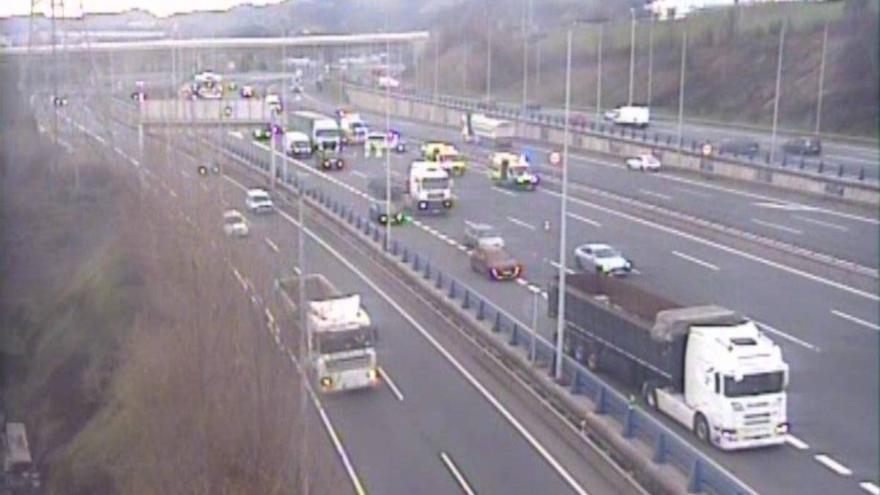 Un motorista resulta herido en un accidente de tráfico en la A-8 a la altura de Ortuella