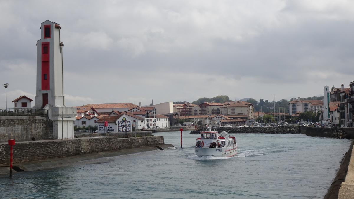 Las dos balizas de enfilación del puerto de Donibahe Loizuine-Ziburu, a la izquierda la baliza roja y al fondo a la izquierda la verde.