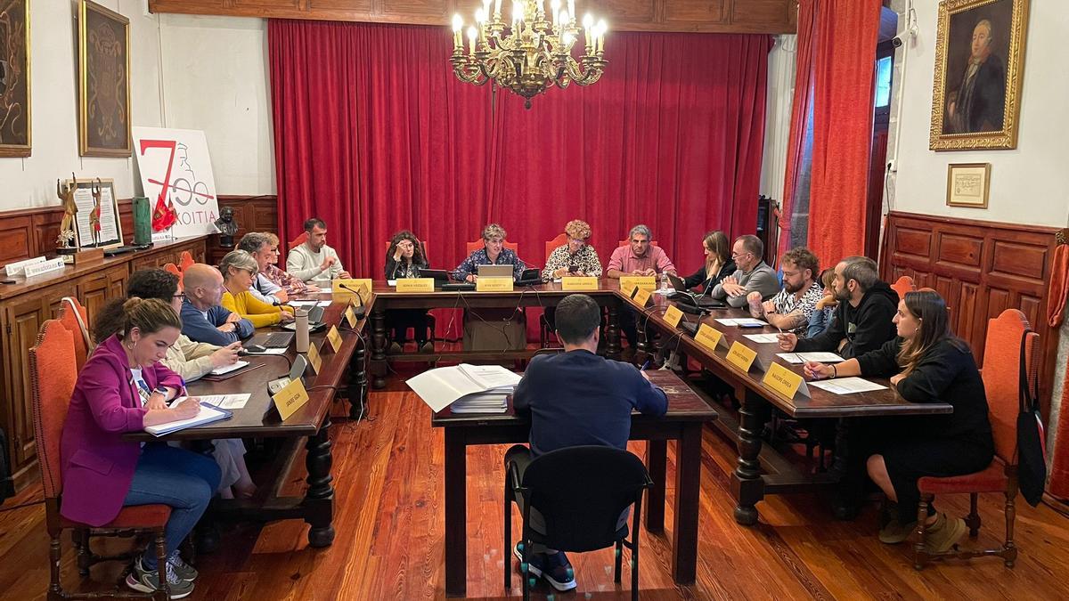 Los concejales del Ayuntamiento de Azkoitia, en el transcurso de la última sesión plenaria.