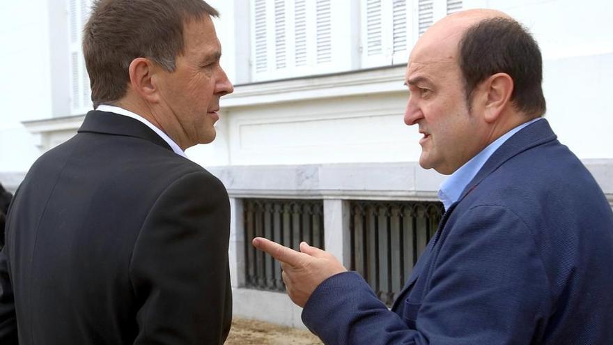 El coordinador general de EH Bildu, Arnaldo Otegi, de espaldas, con el presidente del EBB, Andoni Ortuzar, en una imagen de 2016.