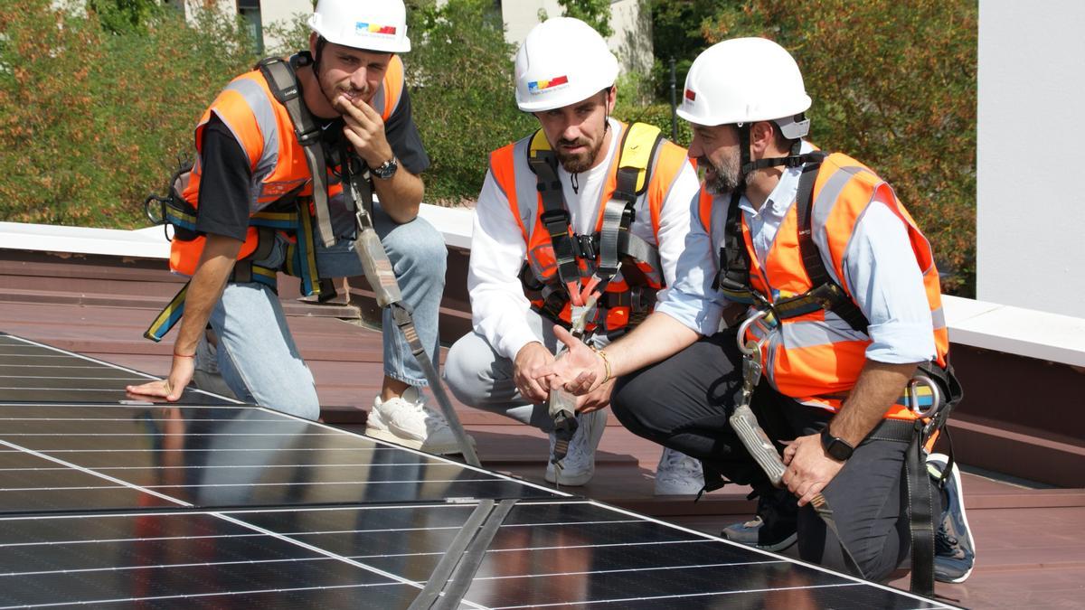 Raúl García de Haro y Moi Gómez, con personal de Parques Solares de Navarra, sobre el tejado de una vivienda con placas solares