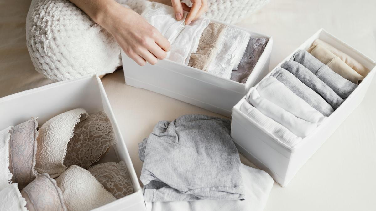 Cajas de distintos tamaños para organizar la ropa interior.