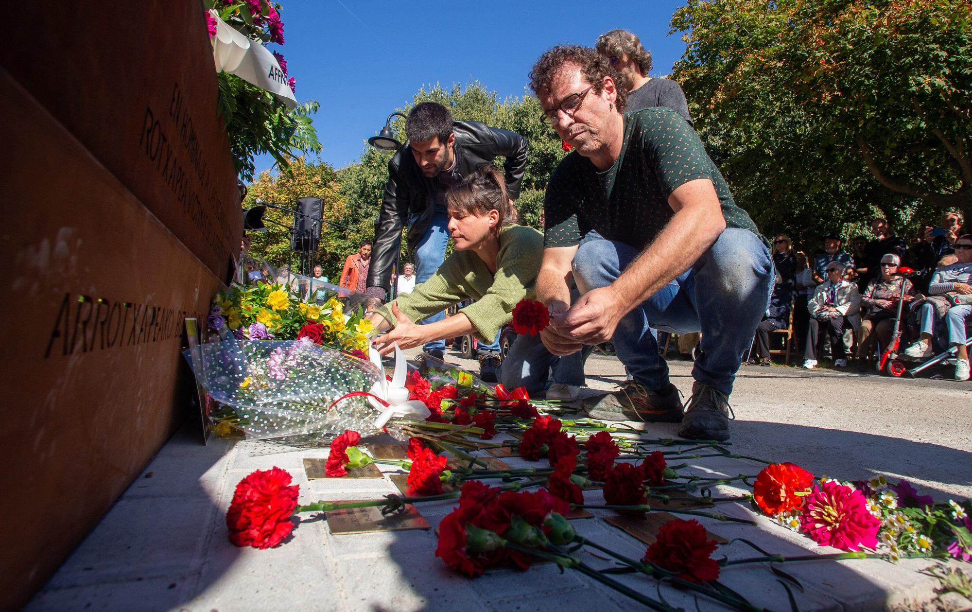 Inauguración del monumento en homenaje a las víctimas de la represión franquista en la Rochapea