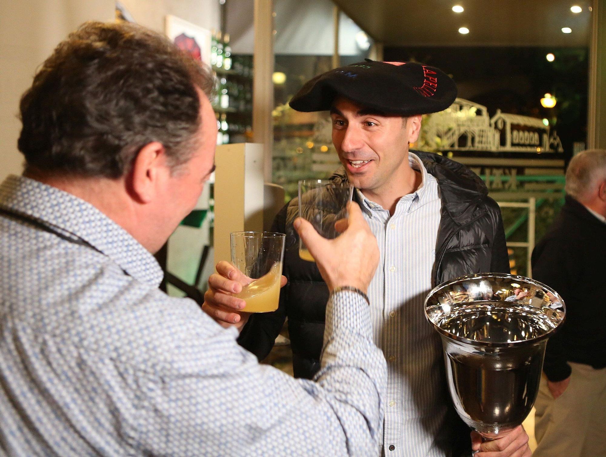 Fotos de la celebración de Peio Etxeberria tras lograr su primera txapela del Cuatro y Medio