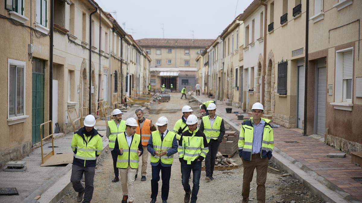 Visita de las autoridades a las obras de las calles del Barrio de Lourdes.