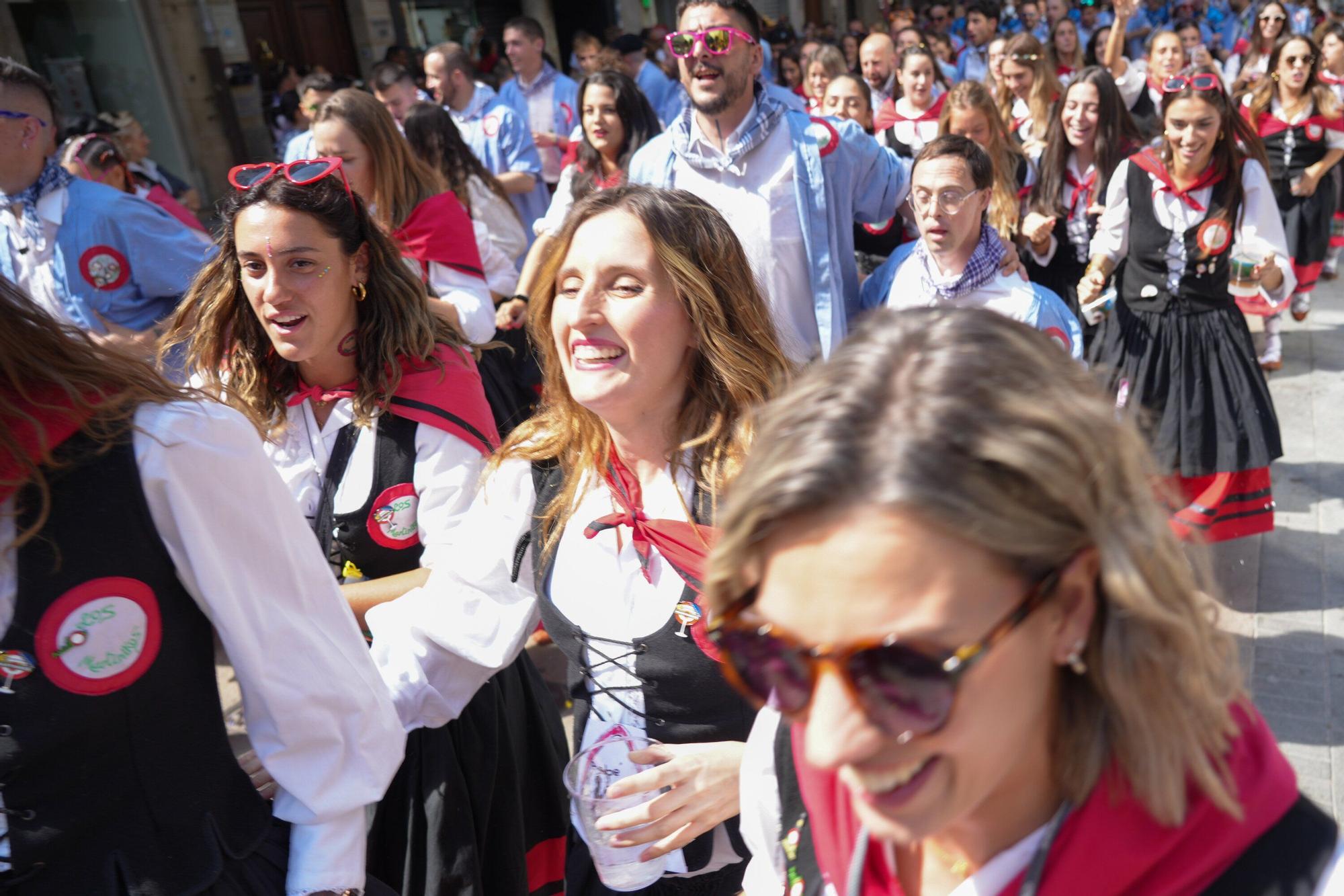 En imágenes: Blusas y neskas desfilan en el primer paseíllo