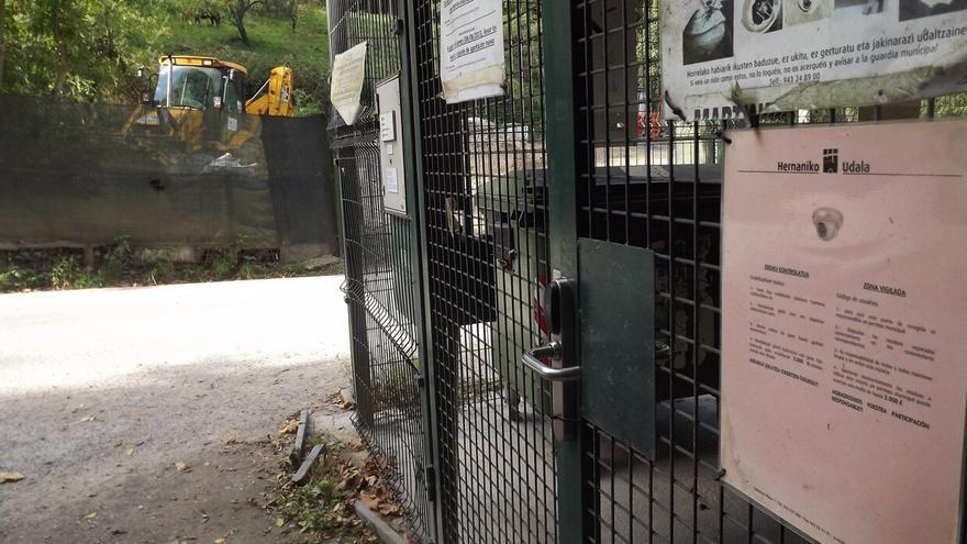 Hernani: detenido tras robar en el Garbigune y esconderse en un contenedor