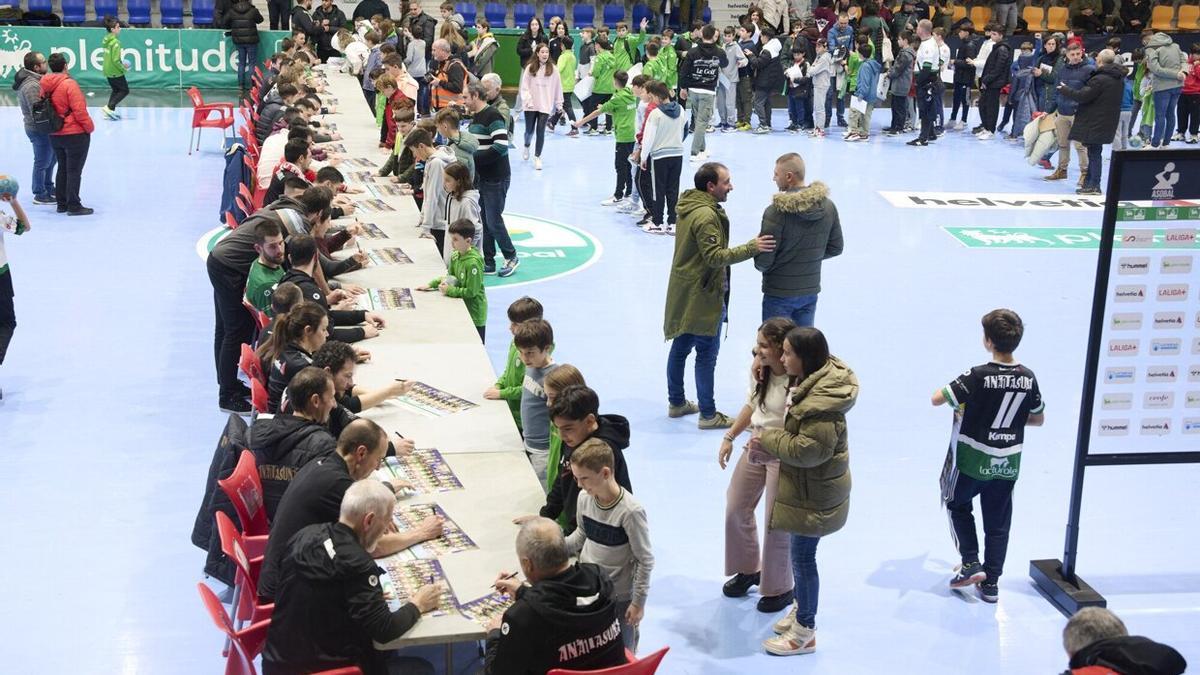 La plantilla firmó pósteres al finalizar el encuentro.