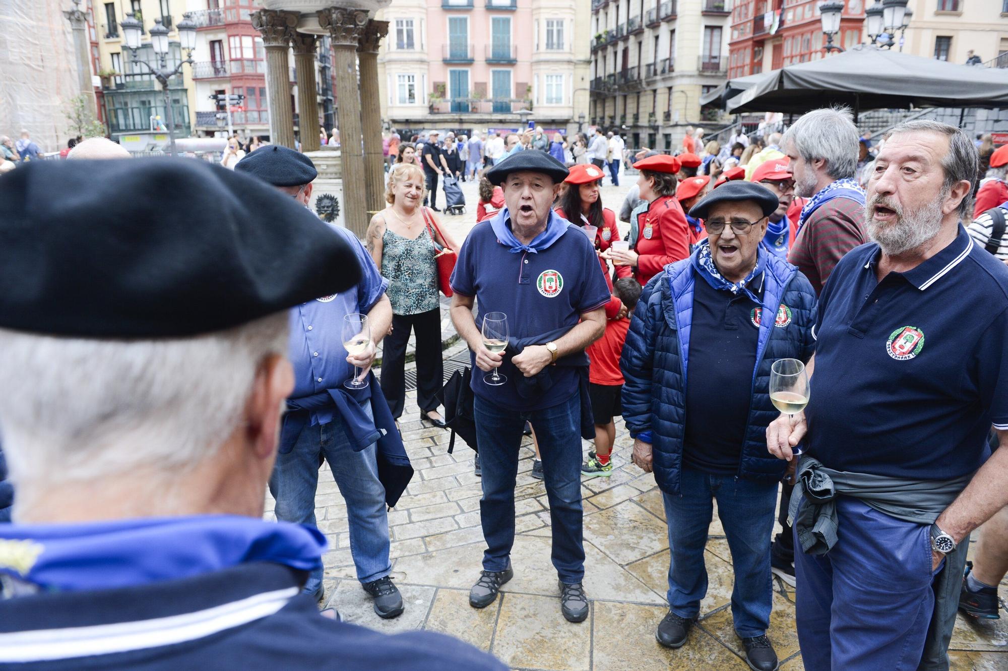 En imágenes: El tradicional Txikiteo Nagusia reúne a una treintena de actores y actrices