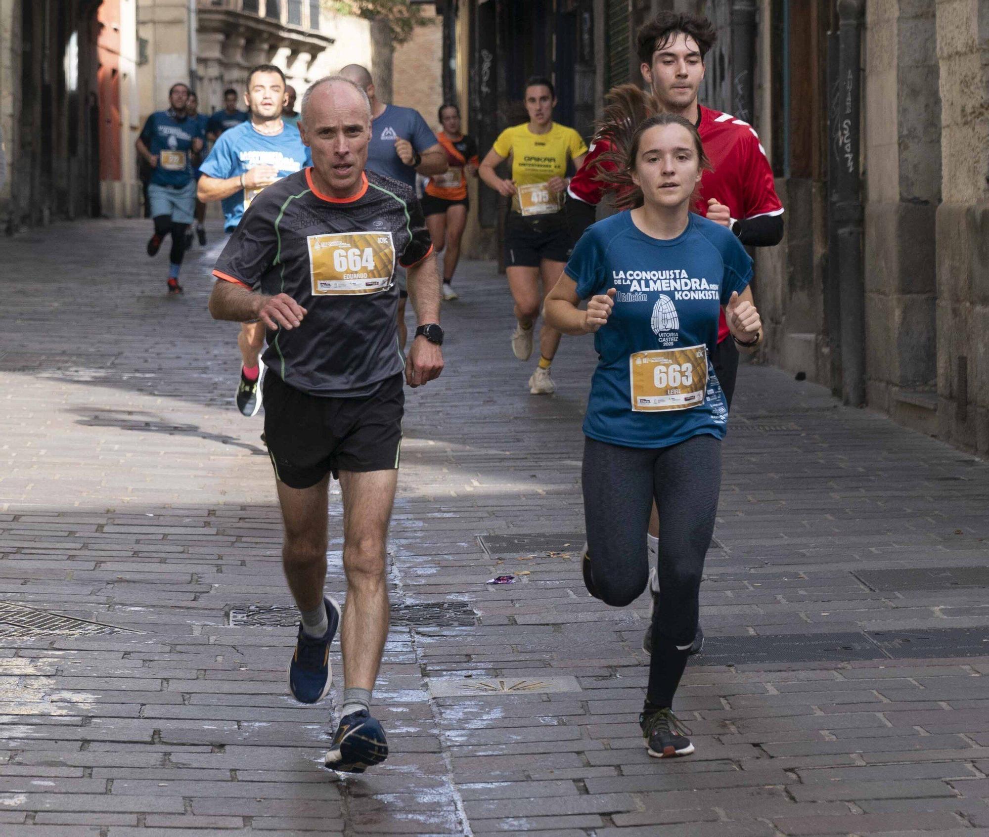En imágenes: Un millar de corredores atraviesan la almendra