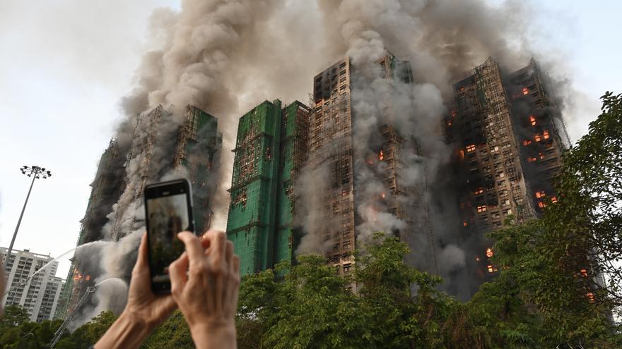 El devastador incendio de Hong Kong deja ya 55 muertos y 279 desaparecidos