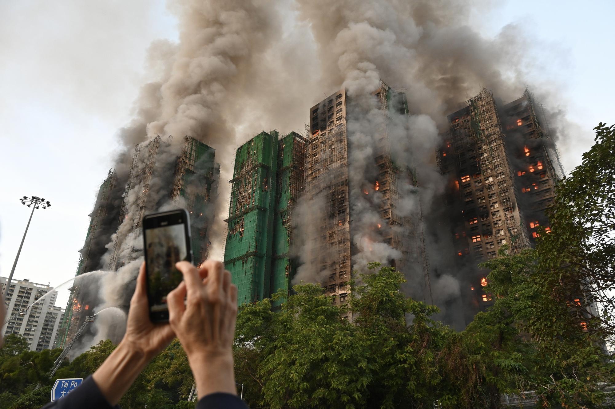 Un enorme incendio calcina un vecindario de Hong Kong