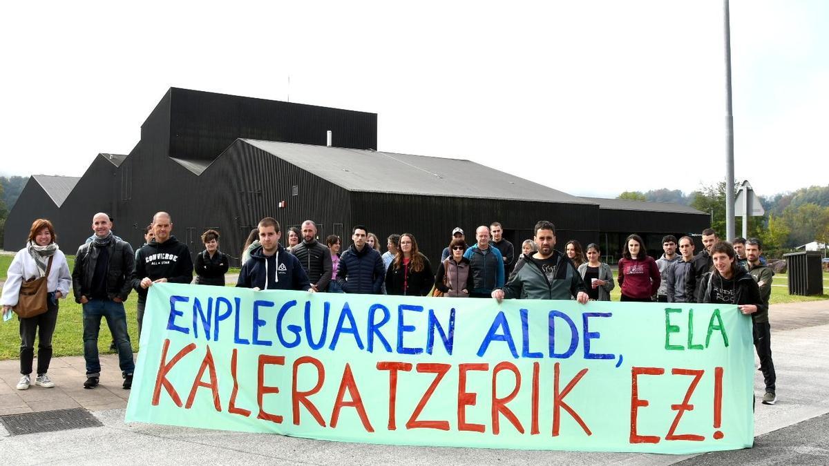 Trabajadores ante la fábrica durante esta mañana en la jornada de huelga