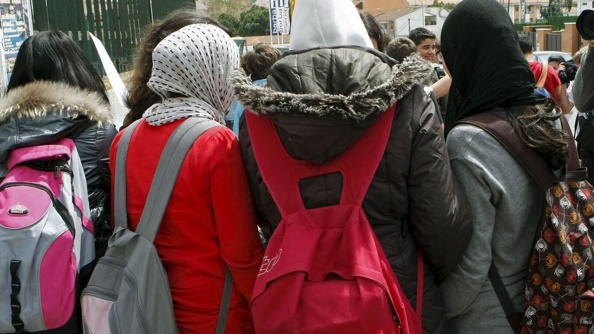 Niñas acudiendo a un colegio vestidas con hijab.