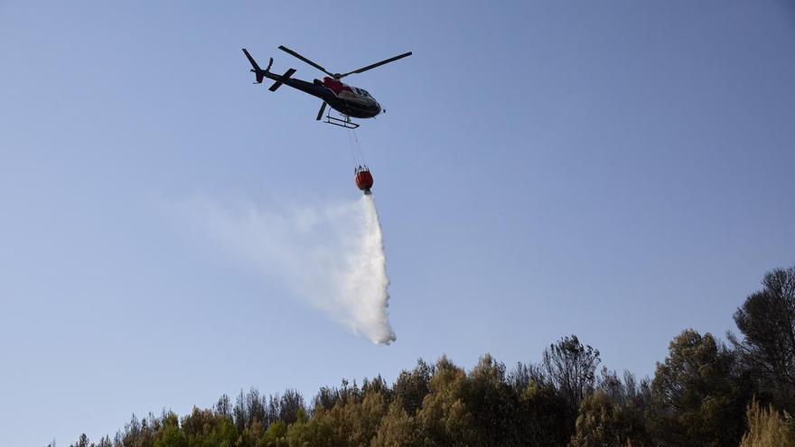 Un helicóptero de Navarra se incorpora a las tareas de extinción de los incendios en Asturias